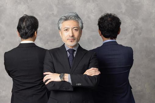 腕組み、ミドルエイジ男性ビジネスパーソン 腕組み、ミドルエイジ男性ビジネスパーソン エグゼクティブ,ビジネスマン,腕組みの写真素材
