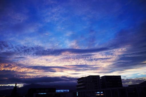 幻想的な夕暮れの空と街並み 幻想的な夕暮れの空と街並みの写真