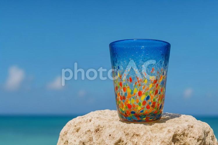 青空と琉球ガラスのコップ・伝統工芸・雑貨 琉球ガラス,沖縄,工芸品の写真素材