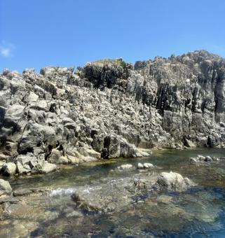 夏の昼間の東尋坊 の磯辺 夏の昼間の東尋坊 の磯辺 磯部,浅瀬,柱状節理の写真素材