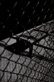 公園のベンチ（白黒） ベンチ,長椅子,柵の写真素材