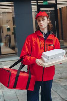 ピザを配達するフードデリバリーの男性 配達,デリバリー,配送の写真素材