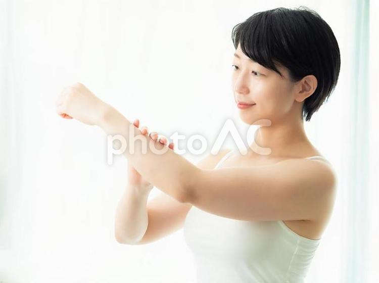 04：朝の光の中の女性 女性,人物,日本人の写真素材
