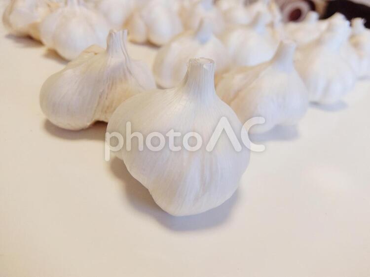 にんにくを使って ニンニク,食べ物,野菜の写真素材