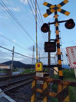 夕暮れの踏切 夕暮れの踏切の写真