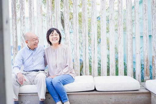 リゾート地で仲良く会話をする高齢の夫婦 リゾート地で仲良く会話をする高齢の夫婦 リラクゼーション,旅行,休暇の写真素材