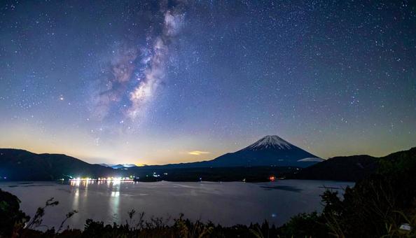 峠から見る山と夜空の天の川 峠から見る山と夜空の天の川の写真