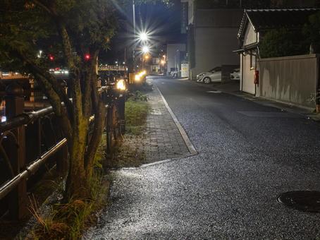 夜の堀端を歩く道 夜の堀端を歩く道の写真