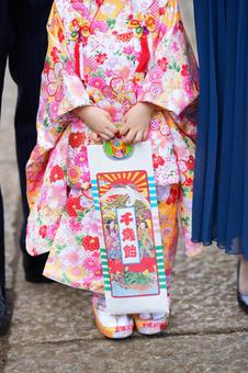 女の子が持った千歳飴 女の子が持った千歳飴 七五三,お参り,七五三参りの写真素材