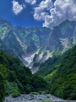 夏の谷川岳一ノ倉沢 夏の谷川岳一ノ倉沢 青空,谷川岳,一ノ倉沢の写真素材