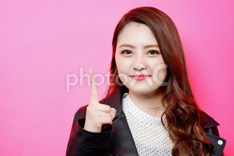 人差し指を立てる派手目なメークをした日本人女性3 女性,日本人,アジア人の写真素材