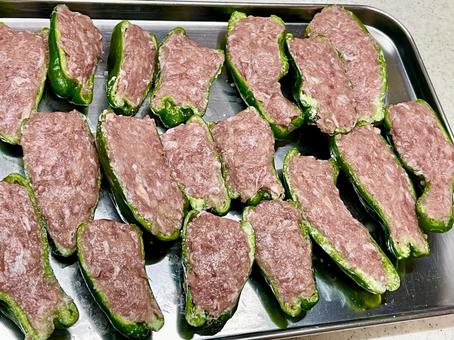 ピーマンの肉詰め(焼く前)① ピーマンの肉詰め(焼く前)① ピーマン,野菜,緑黄色野菜の写真素材