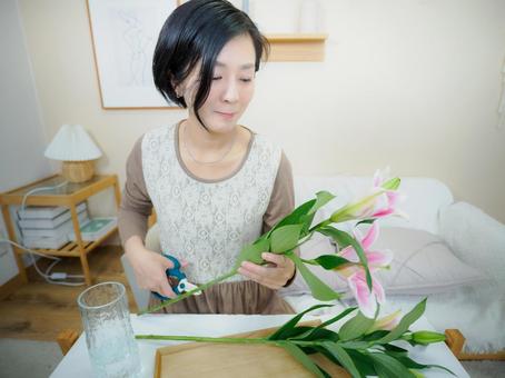 36:ゆりの花を生ける女性 36:ゆりの花を生ける女性 花,ゆり,丁寧な暮らしの写真素材