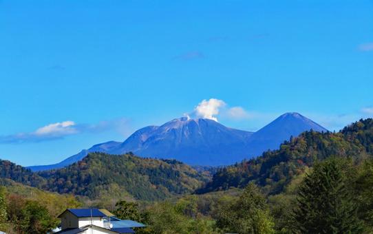 噴煙を上げる雌阿寒岳と 阿寒富士 噴煙を上げる雌阿寒岳と 阿寒富士 山,火山,活火山の写真素材