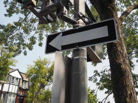 白地の一方通行の道路標識 一方通行,一通,白地の写真素材