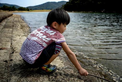 <素材>秋の朝の海を歩く旅行中の男の子 <素材>秋の朝の海を歩く旅行中の男の子の写真