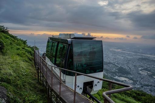 皿倉山のケーブルカーと町並み 皿倉山のケーブルカーと町並み 皿倉山,ケーブルカー,乗り物の写真素材