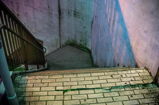 細い路地の階段 細い路地の階段 階段,歩行者専用,夜の写真素材