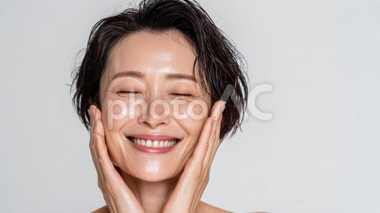 スキンケアをする女性の顔のアップショット 女性,美容,顔の写真素材