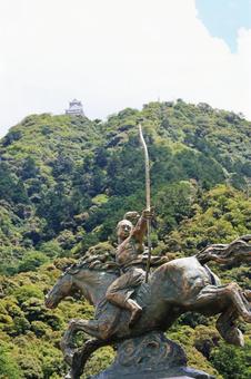 7月下旬の金華山と岐阜城の天守 7月下旬の金華山と岐阜城の天守 織田信長騎馬像,弓,金華山の写真素材