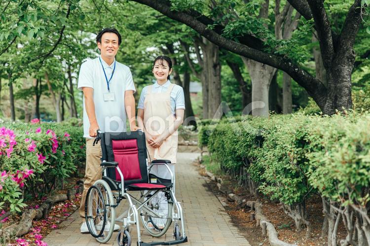 車椅子を持つ男女スタッフ 介護士,介護福祉士,車椅子の写真素材