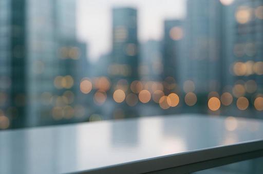 磨かれたテーブルと都市の輝きの写真