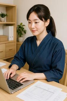 作務衣で仕事する女性 作務衣で仕事する女性の写真