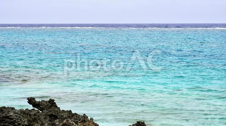 与論島のトゥマイビーチのオスの龍の形の岩 トゥマイ,ビーチ,龍の写真素材