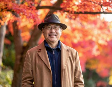 秋・紅葉・元気な高齢男性 秋・紅葉・元気な高齢男性の写真