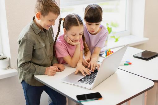 パソコンを見る生徒たちの写真