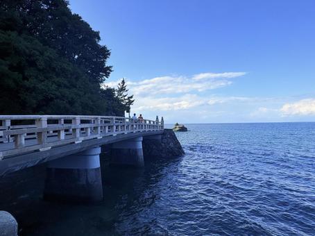 海へ続く白い橋と青空の風景 海,青空,橋の写真素材