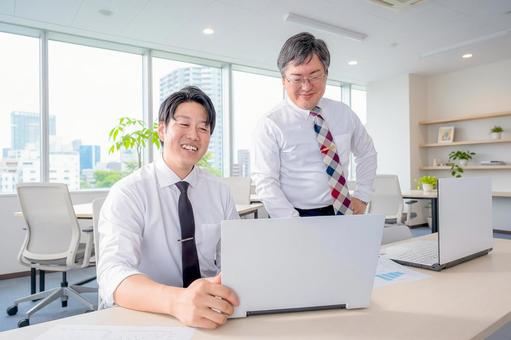 相談するビジネスマン 相談するビジネスマン ビジネスマン,会社員,オフィスワーカーの写真素材