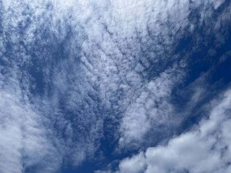空に雲 空に雲の写真