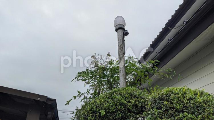 民家の古い外灯 田園風景,田舎,曇りの写真素材