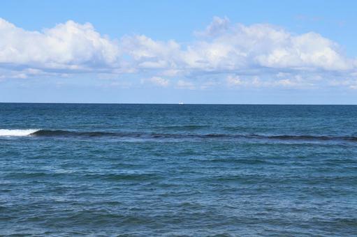 青空と海の間に白い船が浮かぶ八橋海岸 海,波,白波の写真素材