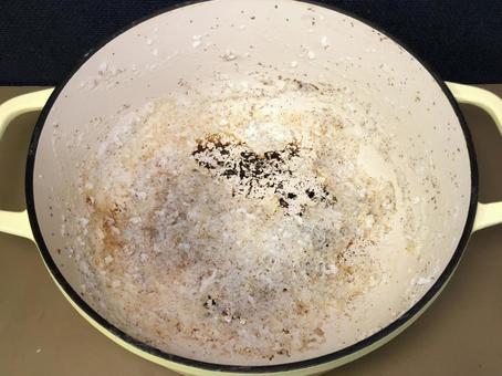The bottom of a burnt pot after a failed attempt to make porridge, dark circle, pot, failure, JPG