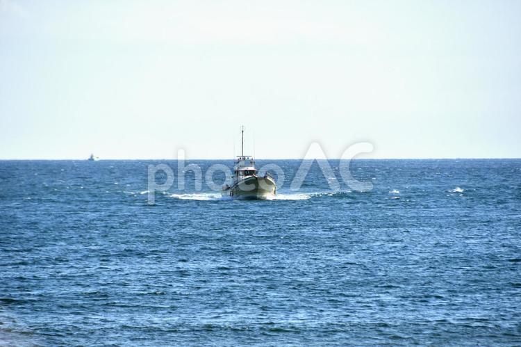 青い海を疾走する漁船 風景,疾走,漁船の写真素材