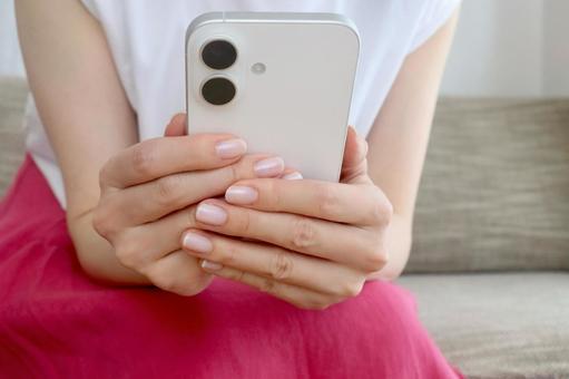スマホを持つ女性 スマホを持つ女性 スマホ,女性,スマートフォンの写真素材