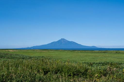 日本海越しに望む利尻岳の雄大な姿 日本海越しに望む利尻岳の雄大な姿 利尻岳,海,空の写真素材