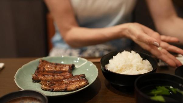 うなぎ定食を食べる女性 うなぎ定食を食べる女性 うなぎ,女性,料理の写真素材