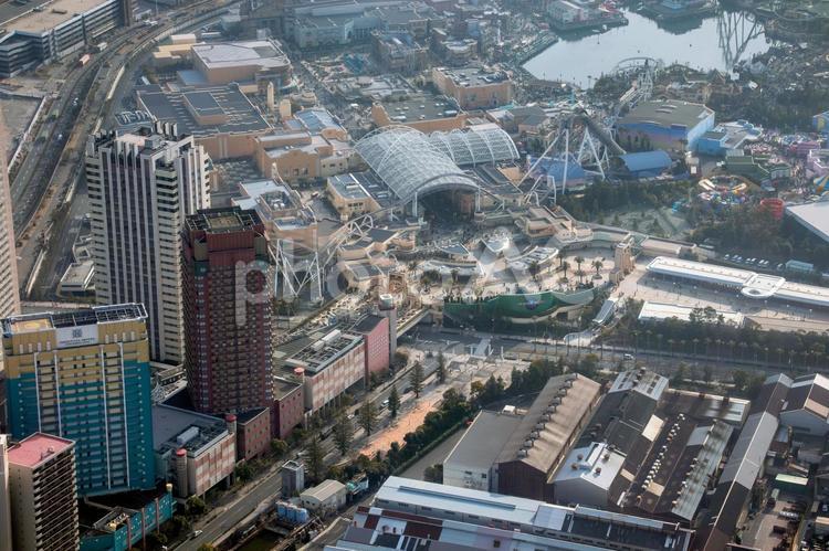 大阪市此花区にあるテーマパーク付近を空撮 テーマパーク,空撮,大阪の写真素材
