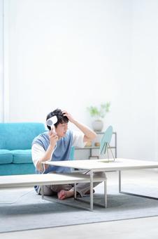 ドライヤーで髪を乾かす胡坐の男性 男性,ドライヤー,乾かすの写真素材