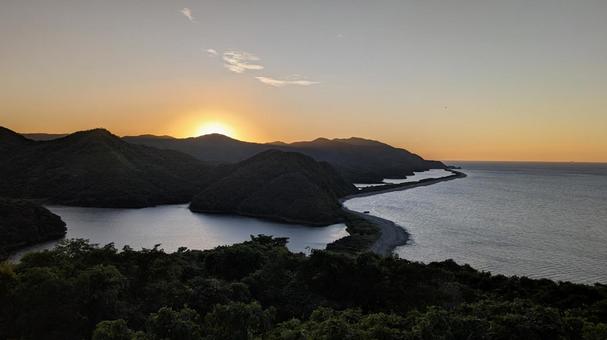 甑島の長目の浜展望所で見た日の入り 甑島の長目の浜展望所で見た日の入り 夕空,夕暮れ,夕焼けの写真素材