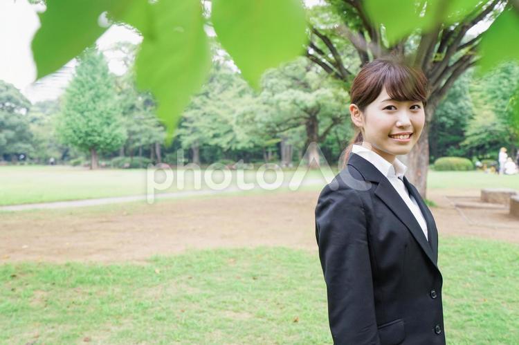 笑顔のビジネスウーマン オフィス街,モデル,顔の写真素材