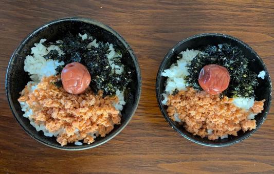 鮭フレークとジャバンのり等の夫婦茶碗飯の写真
