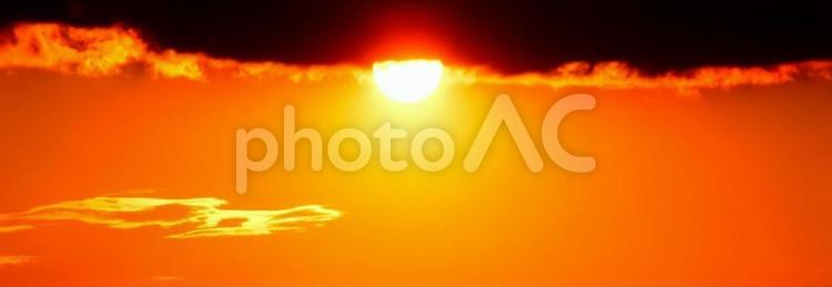 雲の下から顔を出す夕陽 夕陽,太陽,夕空の写真素材