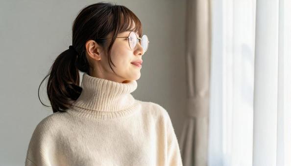 タートルネックを着た女性のポートレート タートルネックを着た女性のポートレートの写真