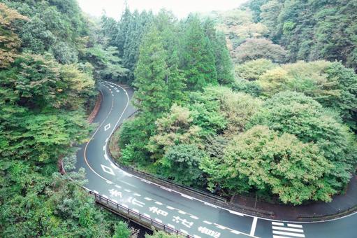 カーブする山道 坂道,カーブ,ワインディングロードの写真素材