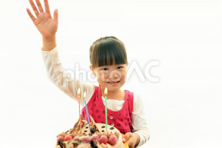 ケーキを持つ笑顔の女の子 クリスマスケーキ,誕生日,子供の写真素材