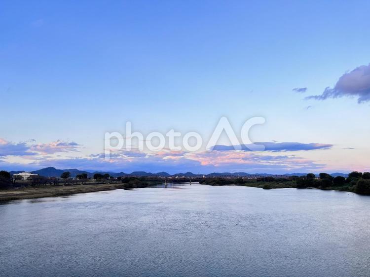 木曽川橋から見た木曽川 ブルーアワー,河川敷,マジックアワーの写真素材